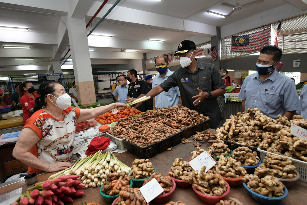 Deputy Minister of Domestic Trade and Consumer Affairs Datuk Rosol Wahid reviewing the implementation and compliance of the Malaysian Family Maximum Price Scheme at the Stutong Community Market in Kuching, January 21, 2022. u00e2u20acu201d Bernama pic 