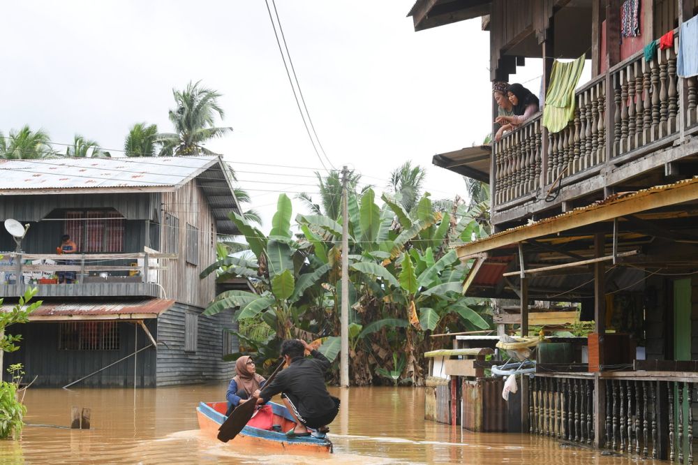 Flood victims evacuate their homes on boat in Kampung Tolungan, Beluran January 4, 2022. u00e2u20acu201d Bernama picnn