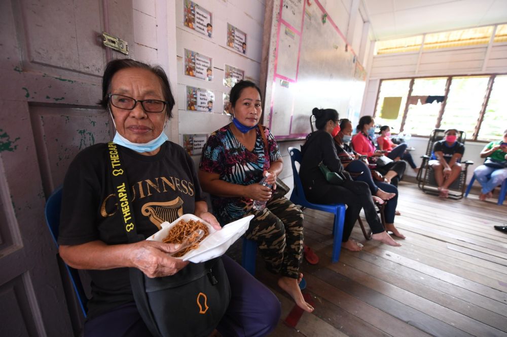 Flood victims have a meal at the SK Ranau Kota Marudu flood relief centre in Kota Marudu  January 3, 2022. u00e2u20acu201d Bernama picnn