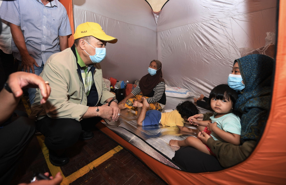 Sabah Chief Minister Datuk Hajiji Noor speaks to a flood victim at the Sekolah Kebangsaan Pitas Duau00e2u20acu2122s temporary relief centre in Pitas, January 5, 2022. u00e2u20acu201d Bernama pic 