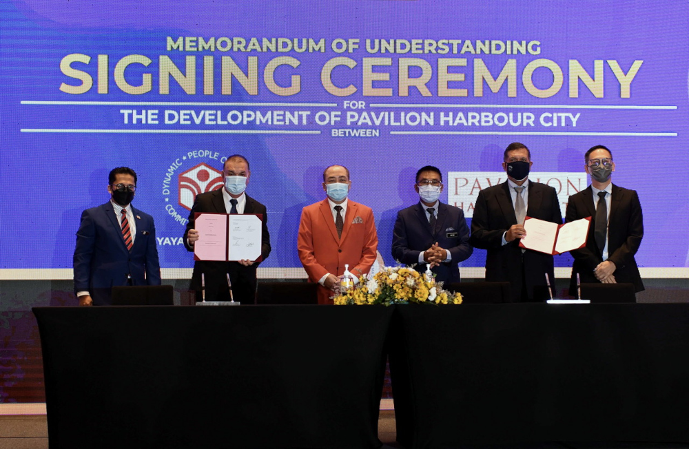 Sabah Chief Minister Datuk Hajiji Noor (third from left) at the MoU signing ceremony in Kota Kinabalu, January 18, 2022. u00e2u20acu201d Bernama pic