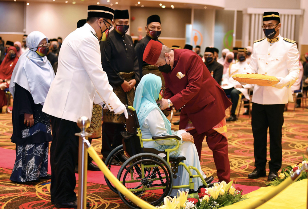 Tengku Laksamana Selangor Tengku Sulaiman Shah, conferring an award on Datin Zaibah Abd Aziz at the Sultan Abdul Aziz Silver Jubilee Hall in Shah Alam, January 11, 2022. u00e2u20acu201d Bernama picnn