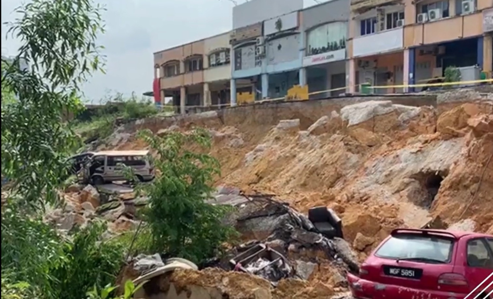 A screengrab of yesterdayu00e2u20acu2122s landslip in Seri Kembangan near Serdang. u00e2u20acu201d Screengrab from Twitter/Bernama 
