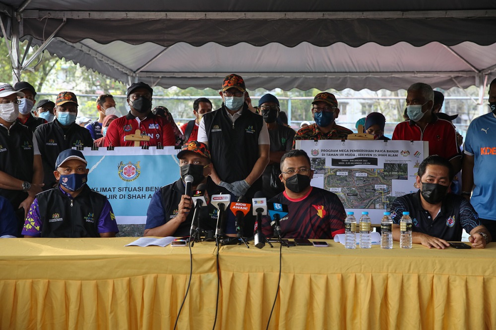 Housing and Local Government Minister Datuk Seri Reezal Merican Naina Merican (left) and Selangor MB Datuk Seri Amirudin Shari (second, right) at a press conference in Shah Alam January 8, 2022. u00e2u20acu2022 Picture by Yusof Mat Isa