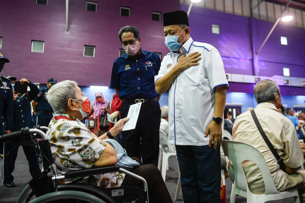 Federal Territories Minister Datuk Seri Shahidan Kassim presenting cash contributions to recipients in conjunction with the Chinese New Year in Kuala Lumpur, January 25, 2022. u00e2u20acu201d Bernama picn