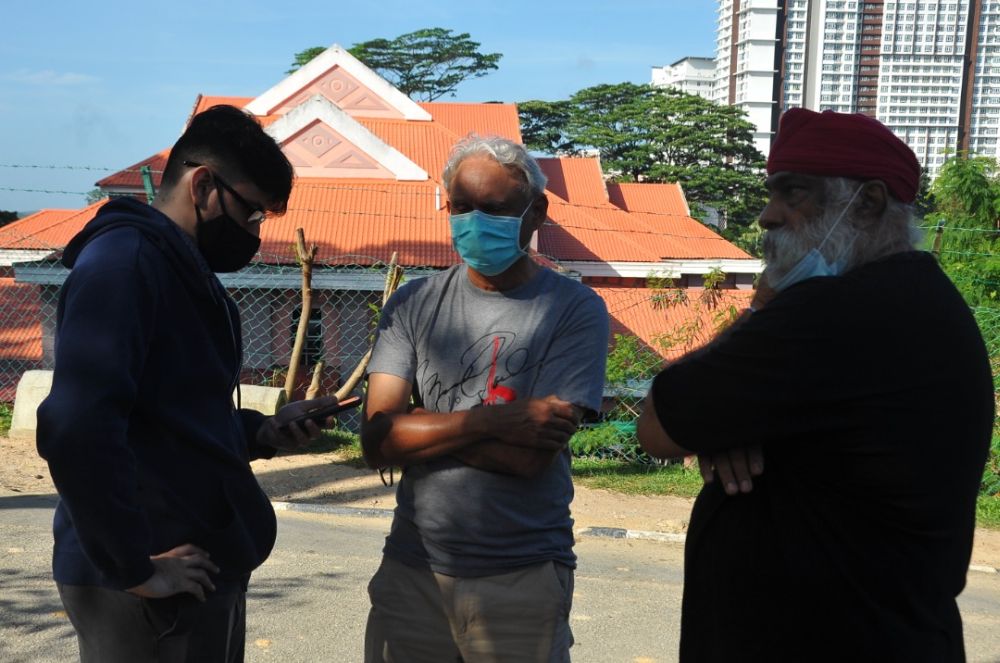 Serbegeth u00e2u20acu02dcShebbyu00e2u20acu2122 Singhu00e2u20acu2122s son Sonuljit Singh (left) with relatives at the Sultanah Aminah Hospital in Johor Baru January 13, 2022. u00e2u20acu201d Picture by Ben Tannnn