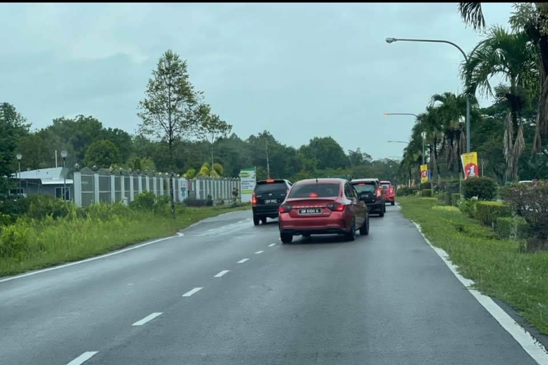 Motorists seen along Jalan Tunku Abdul Rahman during rush hour. u00e2u20acu201d Picture via Facebook/Clarence Ting