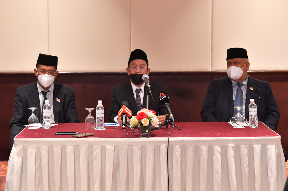 Head of the Barisan Revolusi Nasional delegation to the talks, Anas Abdulrahman (centre), speaks at a press conference in Kuala Lumpur, January 13, 2022. u00e2u20acu201d Bernama pic 