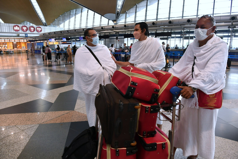 Umrah pilgrims get ready to check in at Kuala Lumpur International Airport in Sepang, January 6, 2022. u00e2u20acu201d Bernama pic 