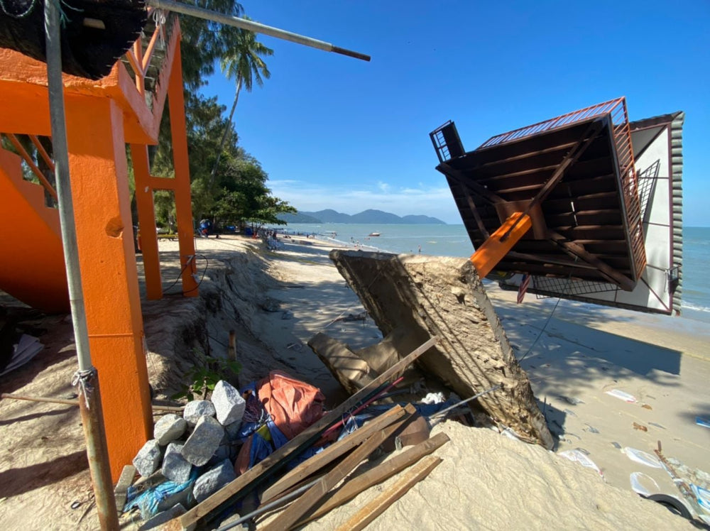 A Malaysia Civil Defence Force (APM) watchtower at Batu Ferringhi, Penang collapsed January 7, 2022, believed to be due to coastal erosion. u00e2u20acu201d Picture from Twitter/Bernama 