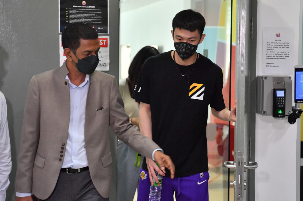 BAM deputy president Datuk Seri Jahaberdeen Mohamed Yunos (left) and Lee Zii Jia at the Badminton Academy of Malaysia in Bukit Kiara, January 25, 2022. u00e2u20acu201d Bernama pic 