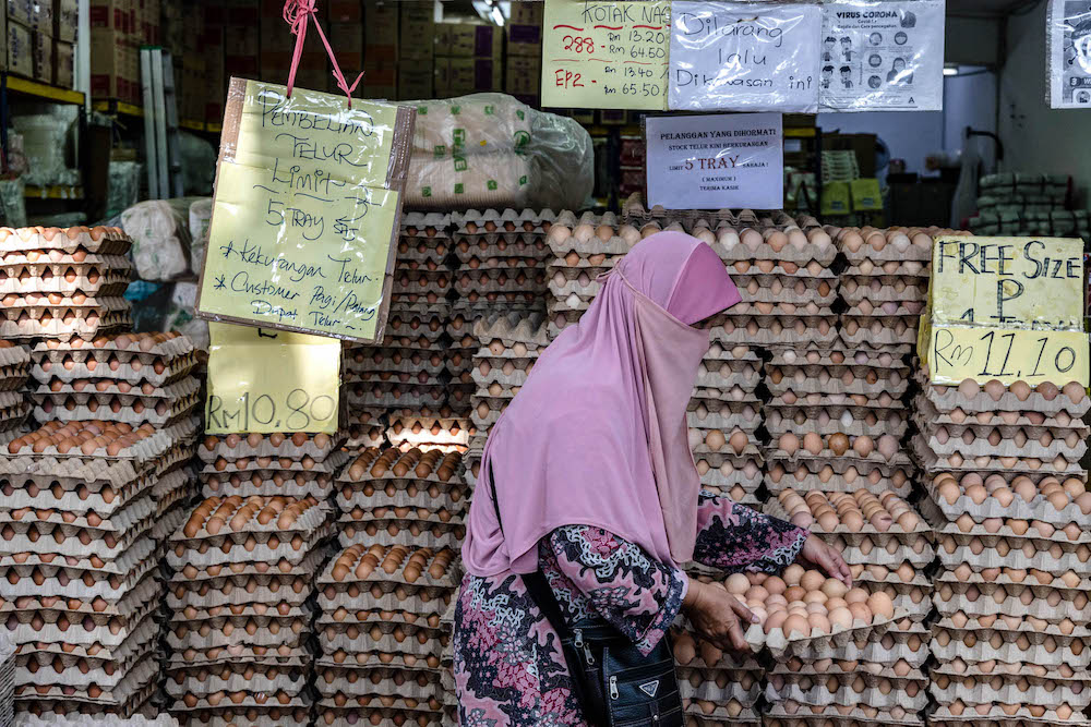 People buy eggs at a shop in Kuala Lumpur February 3, 2022. u00e2u20acu201d Picture by Firdaus Latif 