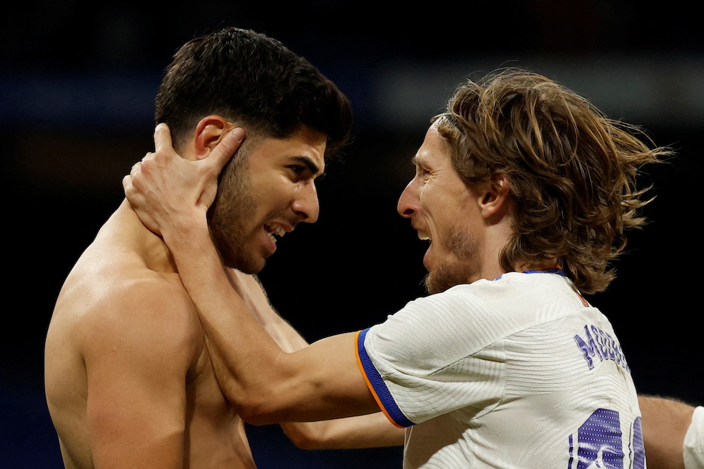 Real Madrid's Marco Asensio celebrates scoring their first goal with Luka Modric, February 6, 2022. u00e2u20acu201d Reuters pic