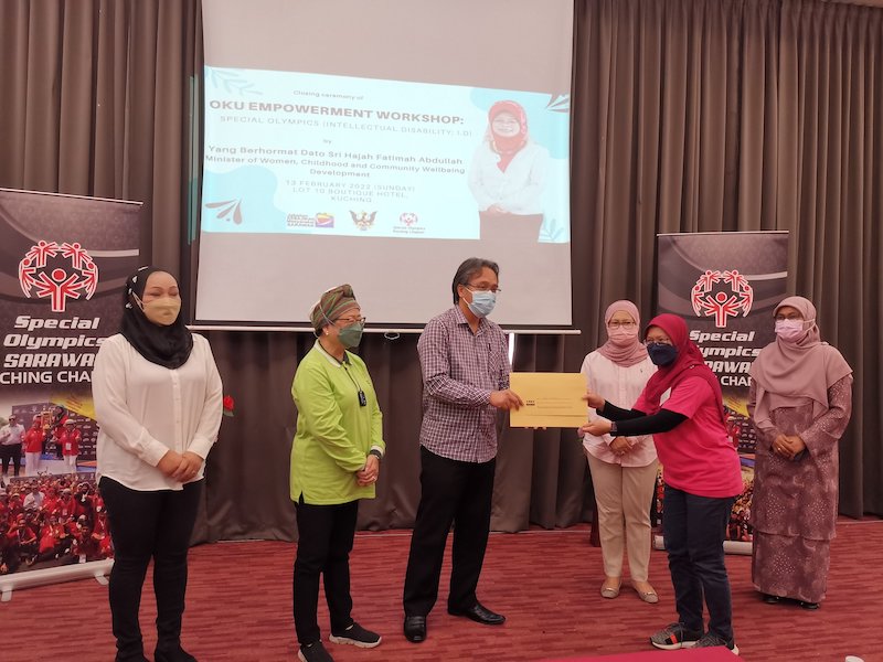 Mohamad Razi (3rd left) presenting certificates of participation to a representative. Seen from left are Noriah and Dayang Mariani. u00e2u20acu201d Borneo Post pic