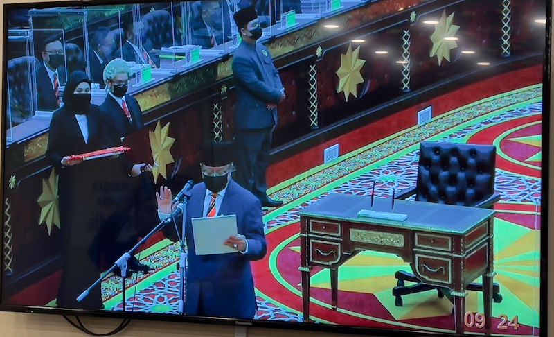Abang Johari taking his oath at the swearing-in ceremony held in the DUN Chamber. u00e2u20acu201d Picture by Roystein Emmor via Borneo Post