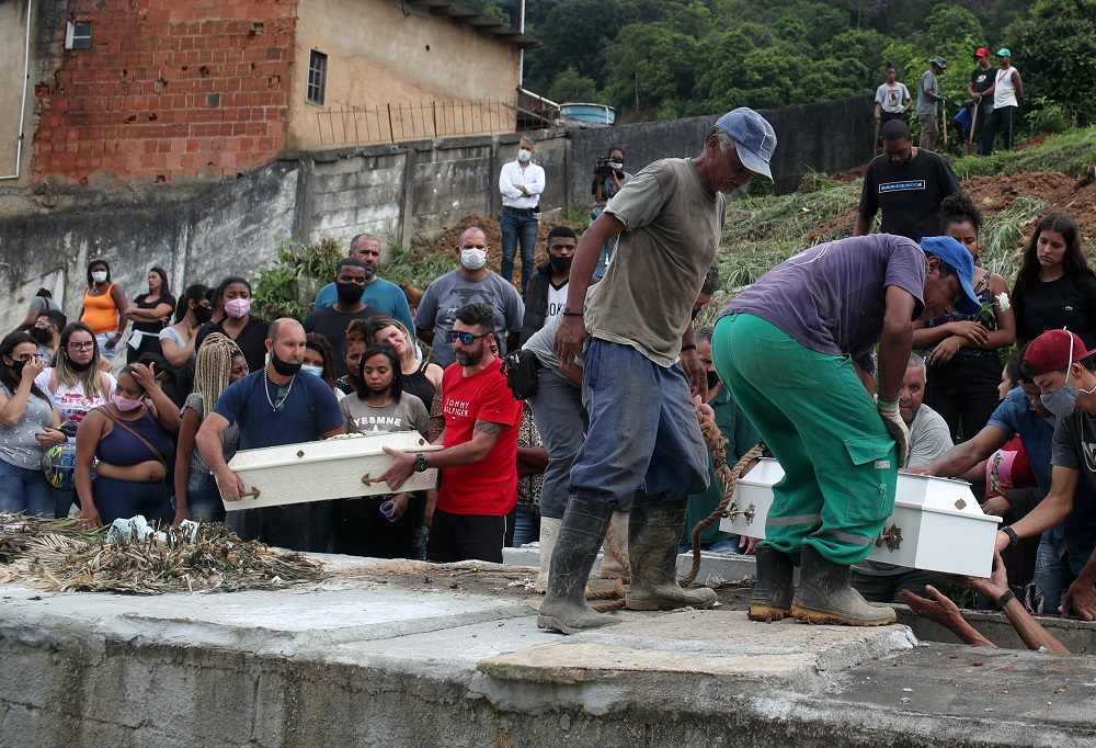 Relatives and friends react during the burial of Debora Listenberg, 22 and her kids Heloise, 2 and Gustavo, 5 after pouring rains causing flooding in Petropolis, Brazil February 17, 2022. u00e2u20acu201d Reuters pic