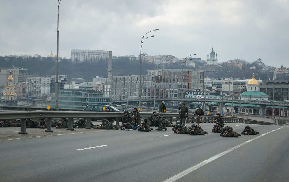 Servicemen of the Ukrainian National Guard take positions in central Kyiv, after Russia launched a massive military operation against Ukraine February 25, 2022. u00e2u20acu201d Reuters pic