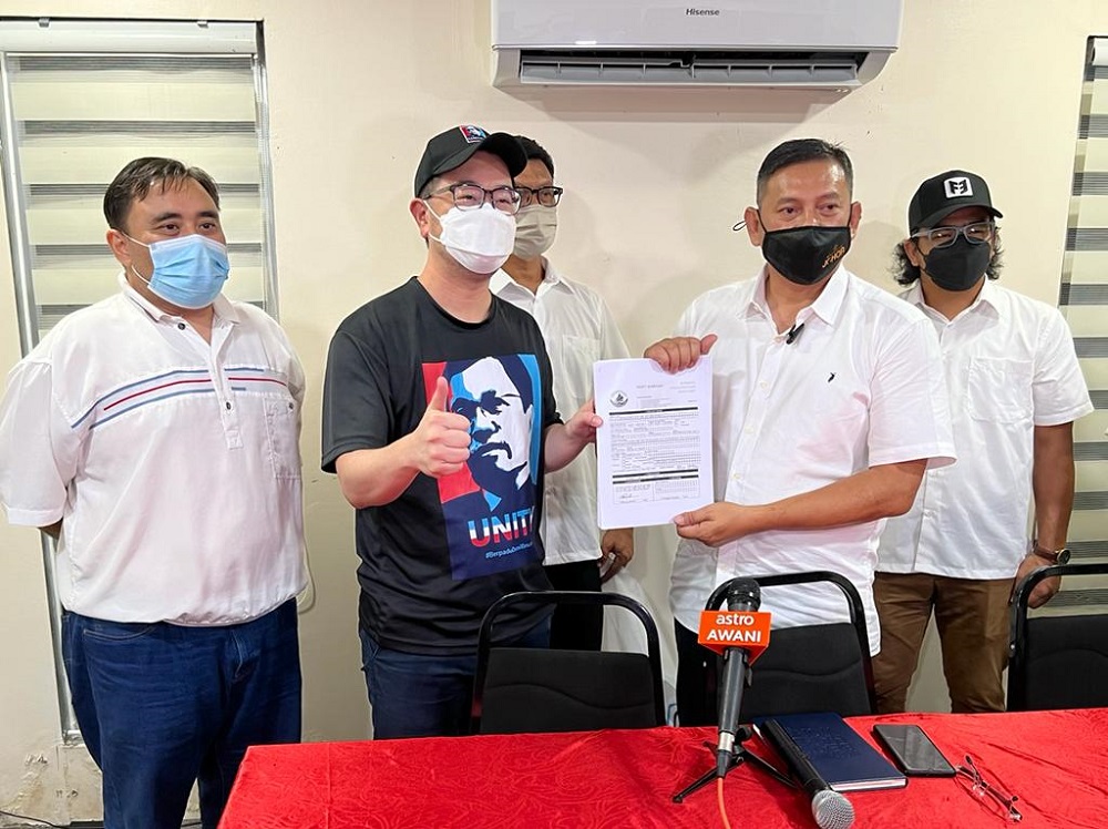 nParti Warisan vice-president Datuk Junz Wong (second left) receiving the membership forms from former Tanjung Piai Bersatu members by representative Hishamuddin Busri at Warung 800 in Pekan Nenas, Pontian last night. u00e2u20acu201d Picture by Ben Tann