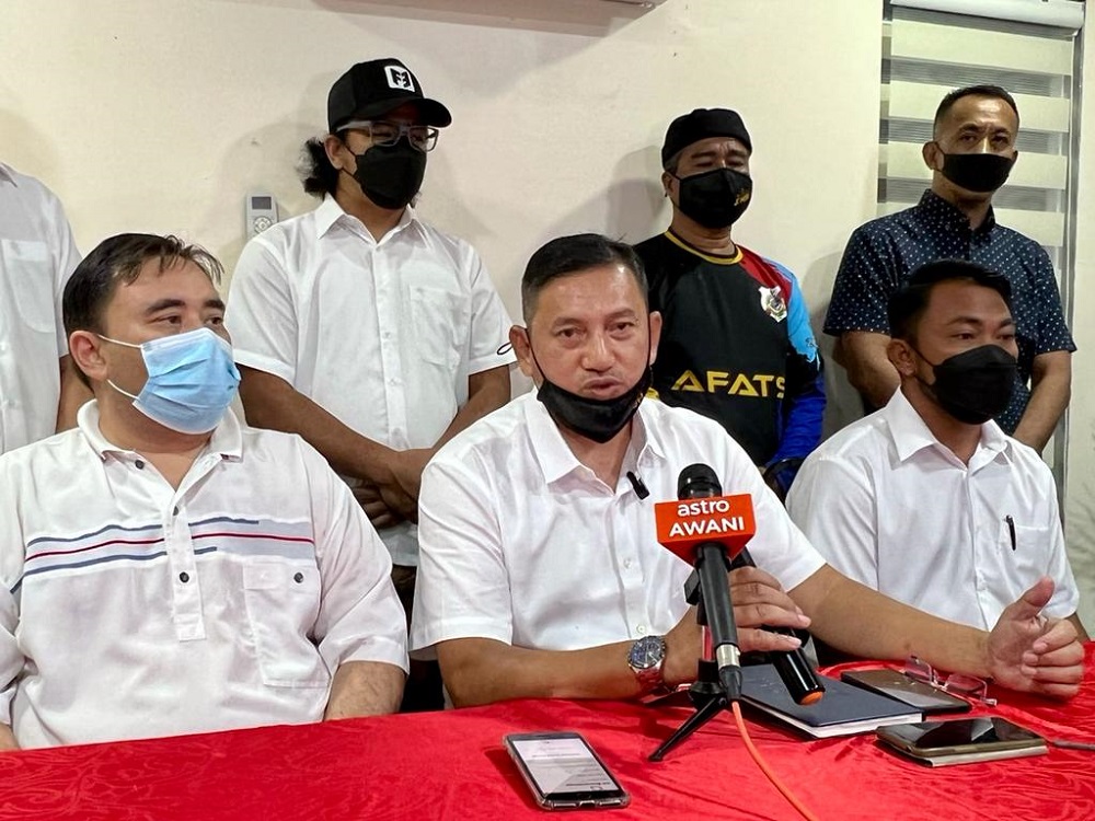 Former Tanjung Piai Bersatu secretary Hishamuddin Busri (centre) said unresolved issues with the partyu00e2u20acu2122s leadership as well as lack of direction had led to the mass defection to Warisan. u00e2u20acu201d Picture by Ben Tan