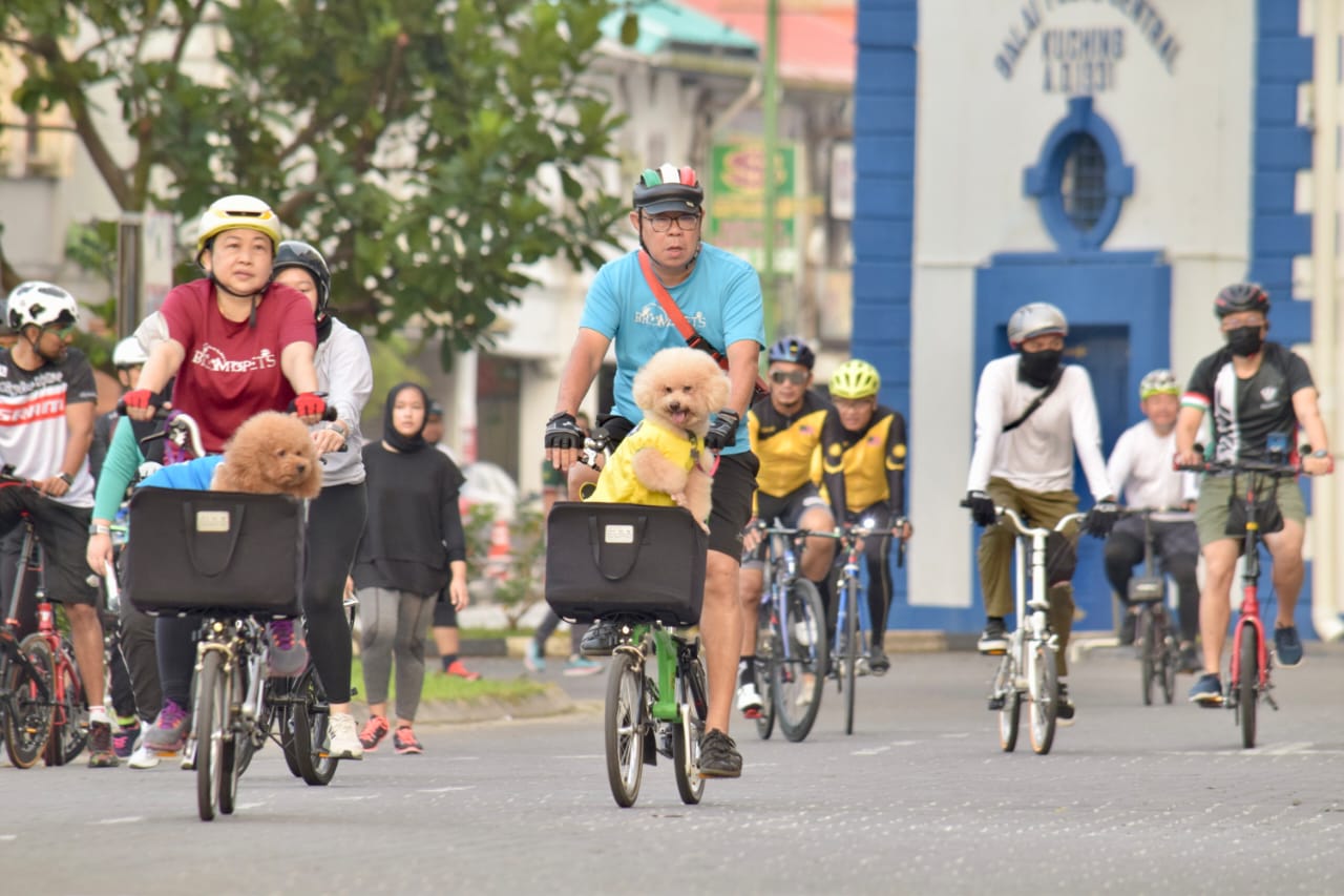 Cyclists and joggers enjoy a u00e2u20acu02dcclear-trafficu00e2u20acu2122 morning in the heart of Kuching city, where DBKU conducted the test-run for the u00e2u20acu02dcCar-Free Morningu00e2u20acu2122 programme. u00e2u20acu201d Borneo Post Online pic