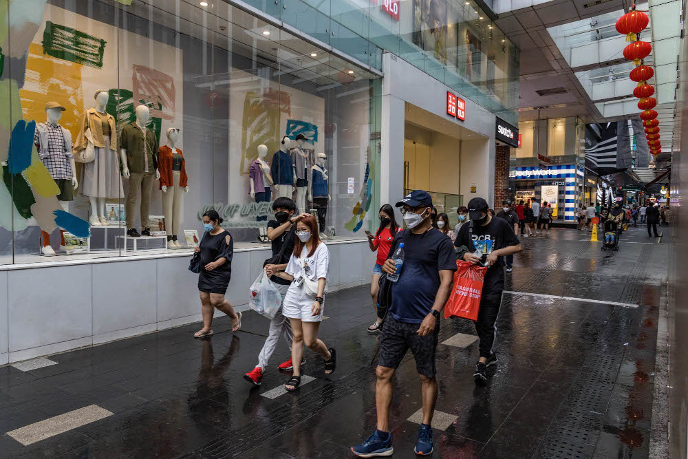 People are seen wearing protective masks as they walk along the Bukit Bintang shopping area in Kuala Lumpur February 13, 2022. u00e2u20acu201d Picture by Firdaus Latif