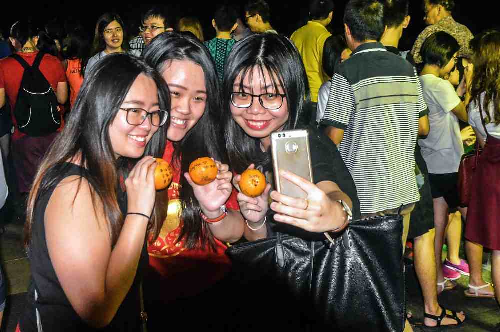 Feng shui master recommends people to utilise social media on Chap Goh Meh instead of wasting mandarin oranges. u00e2u20acu201d Malay Mail file pic