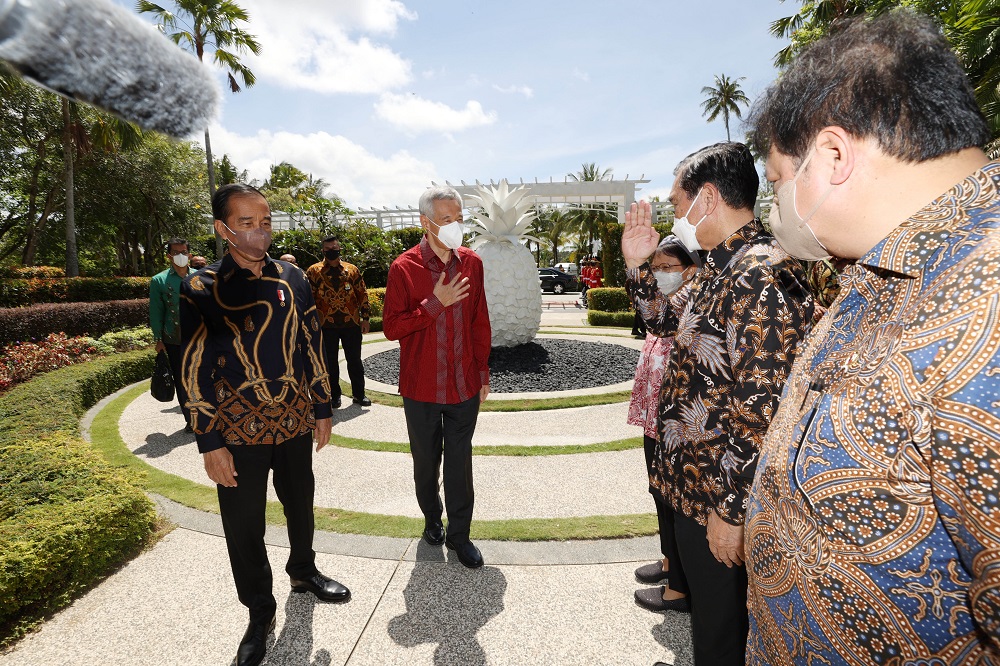 Indonesian President Joko Widodo (left) and Singapore Prime Minister Lee Hsien Loong (second from left) met on January 25, 2022 at a leadersu00e2u20acu2122 retreat to sign several bilateral agreements. u00e2u20acu201d Picture courtesy of Ministry of Communications and Informatio