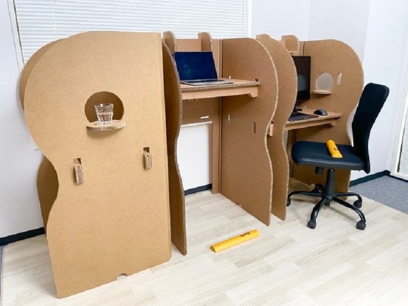 The SOiRO cardboard desk, for adults and children, unfolds in just one minute. u00e2u20acu201d Picture courtesy of SOiRO