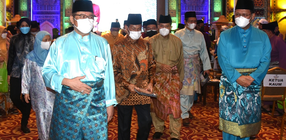 Abang Johari (left) seen leaving the Majma Hall after the event last night. Also seen is Dr Abdul Rahman (right). u00e2u20acu201d Borneo Post Online pic