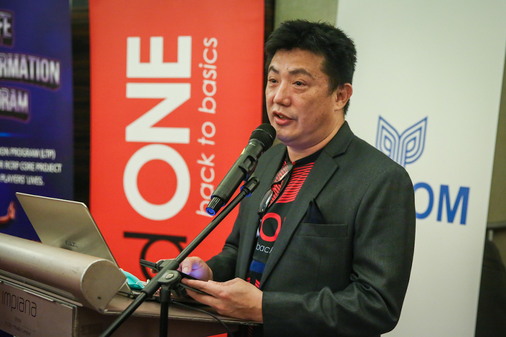 Former badminton player Ong Ewe Hock speaks during the press conference on Piala Ong Ewe Hock redONE Challenge Trophy 2022 at Impiana Hotel in Kuala Lumpur March 1, 2022. — Picture by Yusof Mat Isa