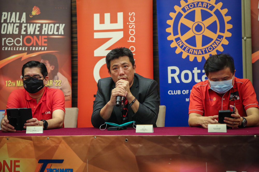 Former badminton player Ong Ewe Hock (centre) speaks during the press conference on Piala Ong Ewe Hock redONE Challenge Trophy 2022 at Impiana Hotel in Kuala Lumpur March 1, 2022. — Picture by Yusof Mat Isa