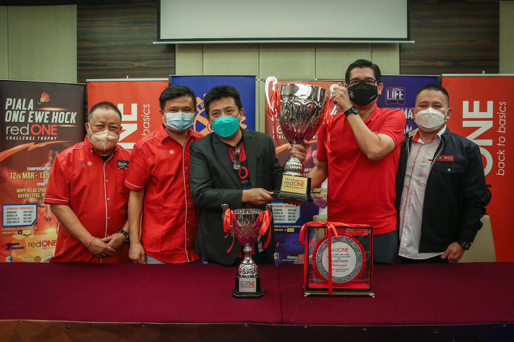 (From left) Charted President Rc Rahman Putra, Chua Keng Soon, organising chairman Datuk Lim Choon Seng, Ong Ewe Hock, redOne Network CEO Farid Yunus and Tech Mateu00e2u20acu2122s Samuel Sim pose during the press conference on Piala Ong Ewe Hock redONE Challenge Trop