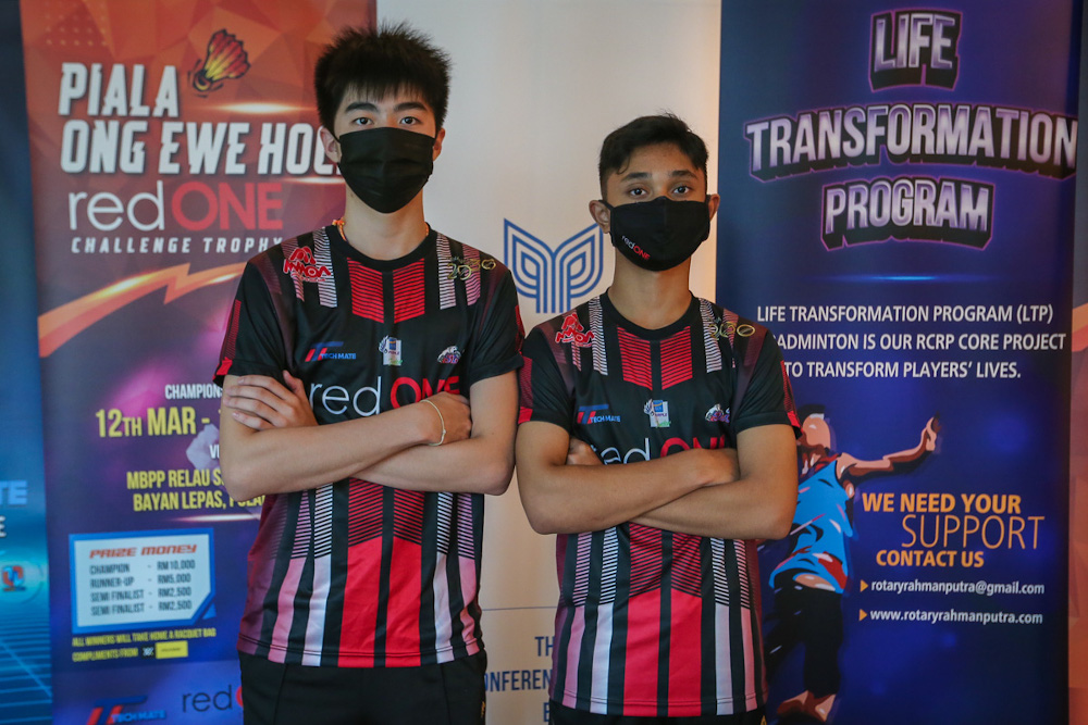 Upcoming juniors from Club Rahman Putra Chow Wern Soon, 17, and Mohd Ihsan Shafaad, 15, during the press conference on Piala Ong Ewe Hock redONE Challenge Trophy 2022 at Impiana Hotel in Kuala Lumpur March 1, 2022. — Picture by Yusof Mat Isa