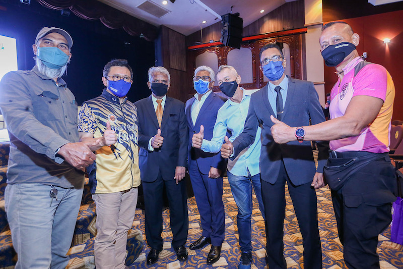 Deputy Youth and Sports Minister Datuk Sri Ti Lian Ker with the national climbers. — Picture by Hari Anggara