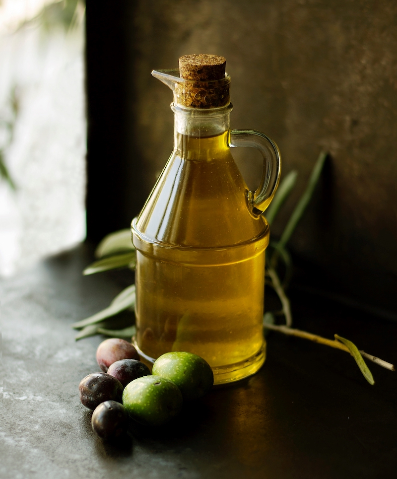 A bottle of one-litre oil together and RM291.63 cash was given to the bride during the wedding two days ago. u00e2u20acu201d Pexels.com pic