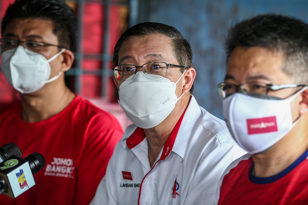 DAP Secretary General, Lim Guan Eng (center) speaks to reporters at the Taman Pelangi hawker centre, Johor February 27, 2022. u00e2u20acu201d Picture by Hari Anggara
