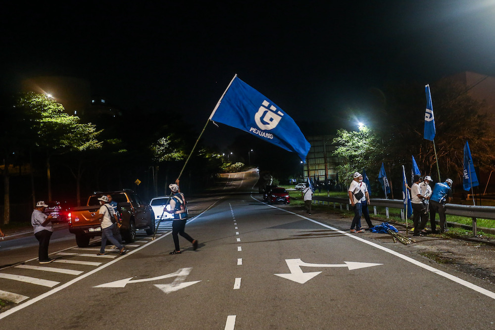 Parti Pejuang Tanah Air (Pejuang) machinery install flags in conjunction with the 15th Johor State Election at Larkin February 28, 2022. u00e2u20acu201d Picture by Hari Anggara