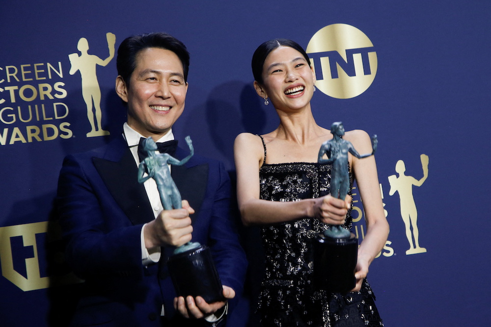 Actors Lee Jung-jae and Jung Ho-yeon pose backstage with their awards for Outstanding Performance by a Male Actor and Female Actor in a Drama Series at the 28th Screen Actors Guild Awards, in Santa Monica, California February 27, 2022. u00e2u20acu201d Reuters pic