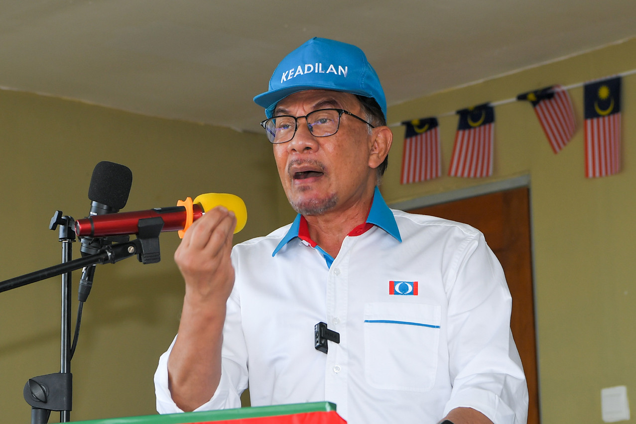 PKR President Datuk Seri Anwar Ibrahim speaking at the East Zone PKR candidate announcement at the Pasir Gudang branch, Johor Baru, Feb 19, 2022. u00e2u20acu201d Bernama pic