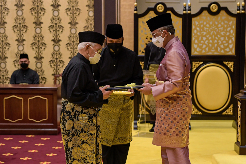Yang di-Pertuan Agong Al-Sultan Abdullah Riu00e2u20acu2122ayatuddin Al-Mustafa Billah Shah hands the instrument of appointment to Tun Abdul Taib Mahmud at Istana Negara, February 28, 2022. u00e2u20acu2022 Bernama pic 