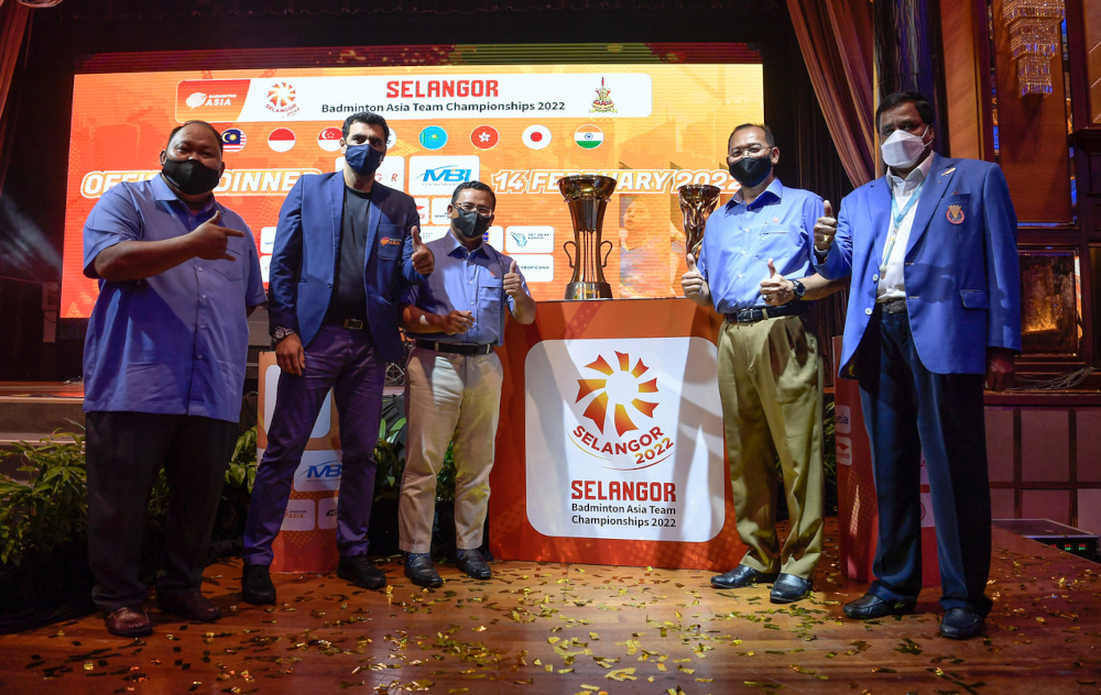 Selangor Mentri Besar Datuk Seri Amirudin Shari (3rd left) and Mohd Khairuddin Othman (2nd right) with the BATC 2022 trophy in Petaling Jaya, February 14, 2022. u00e2u20acu201d Bernama pic 