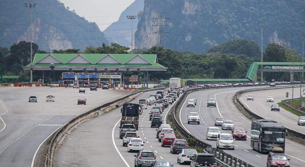 Vehicles using the North-South Highway at Kilometre 279.4 heading south moving slowly in conjunction with the Chinese New Year holiday in Perak, February 2, 2022. u00e2u20acu201d Picture by Farhan Najib