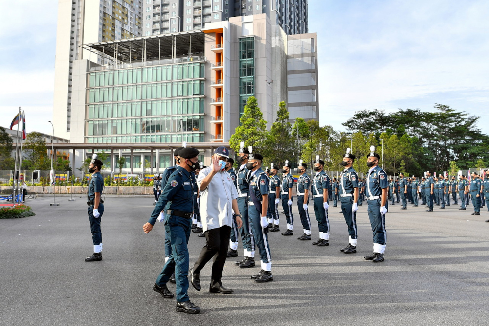 Federal Territories Minister Datuk Seri Shahidan Kassim inspects the guard of honour at the launch of DBKLu00e2u20acu2122s Menara Penguatkuasa in Bandar Tun Razak, Cheras, February 22, 2022. u00e2u20acu2022 Bernama pic 