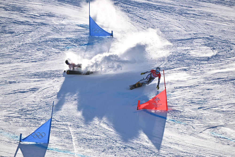 Czech Republicu00e2u20acu2122s Ester Ledecka (right) and Austriau00e2u20acu2122s Daniela Ulbing compete in the snowboard womenu00e2u20acu2122s parallel giant slalom final at the Genting Snow Park P & X Stadium in Zhangjiakou, February 8, 2022. u00e2u20acu2022 AFP picnn