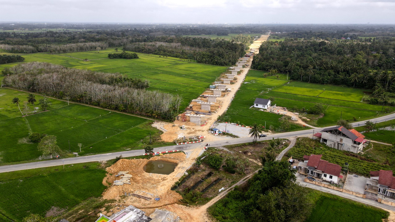 The pillars of the East Coast Rail Link (ECRL) project under construction can be seen in Kampung Padang Lengkuas, Melor, Kota Baru, February 6, 2022. u00e2u20acu201d Bernama pic