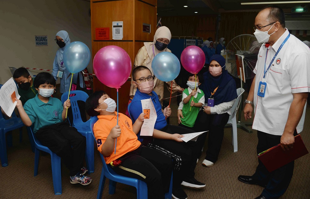 Kedah State Health Department director Dr Othman Warijo (right) after officiating PICKids programme at Sutanah Bahiyah Hospital in Alor Setar February 7, 2022. u00e2u20acu201d Bernama pic
