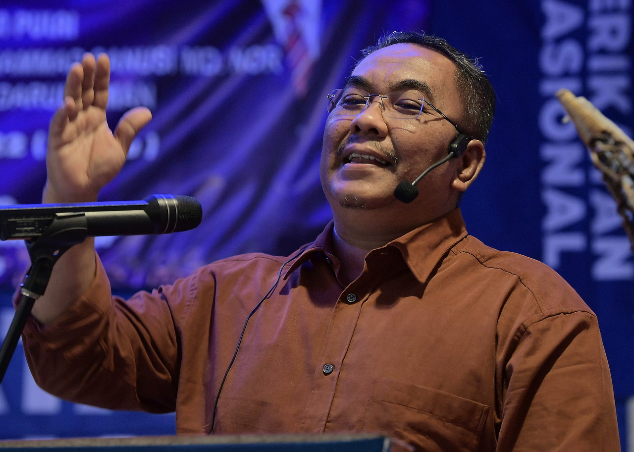 Datuk Seri Muhammad Sanusi Md Nor, who is PAS central election director, speaking at the Pulai area Perikatan Nasional (PN) election officials gathering in Bandar Baru Uda, February 12, 2022. u00e2u20acu201d Bernama pic