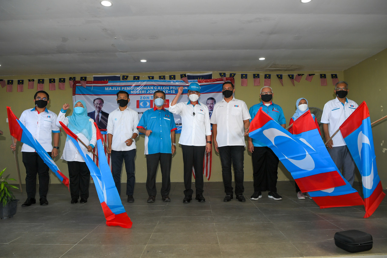 PKR President Datuk Seri Anwar Ibrahim (centre) posing with seven candidates at the East Zone PKR candidate announcement at the Pasir Gudang Branch ATM Association Open Hall, Johor Baru, February 19, 2022. u00e2u20acu201d Bernama pic