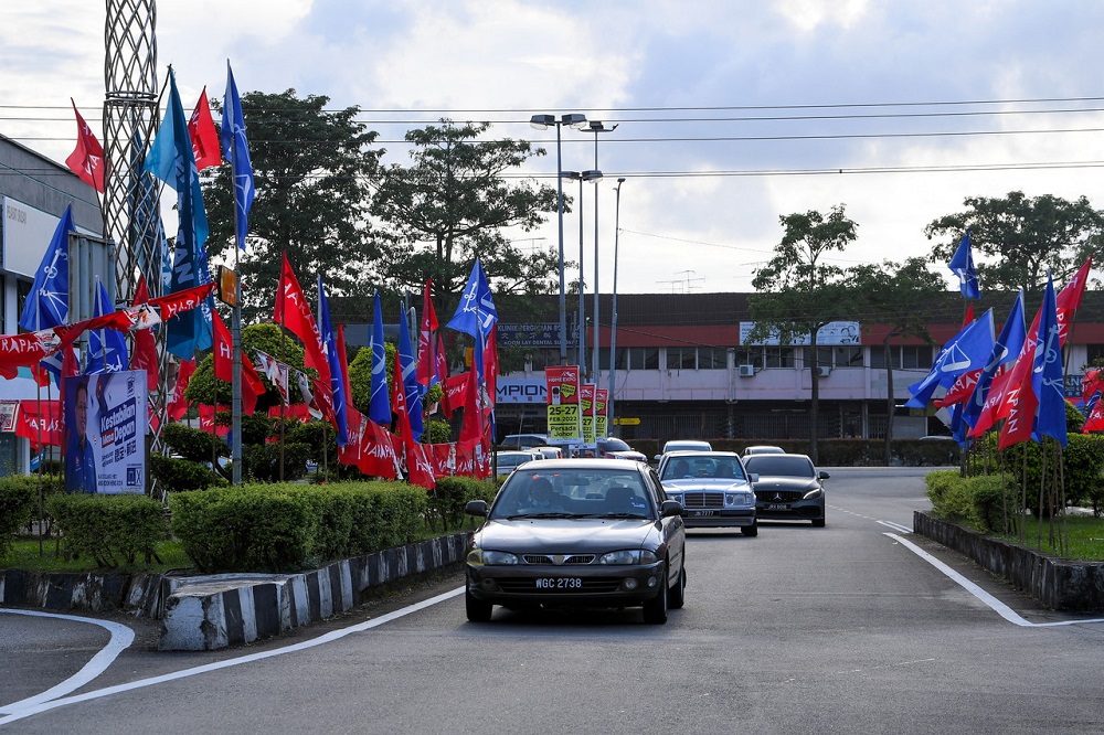 Pakatan Harapan and Barisan Nasional flags line both sides of Jalan Sutera ahead of state elections, in Johor Baru February 28, 2022. u00e2u20acu201d Bernama pic