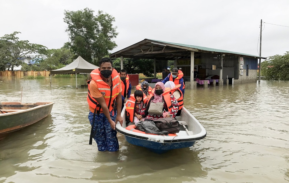 Malaysia Civil Defence Department members assist flood victims to evacuate their homes, in Pasir Mas February 28, 2022. u00e2u20acu201d Bernama pic